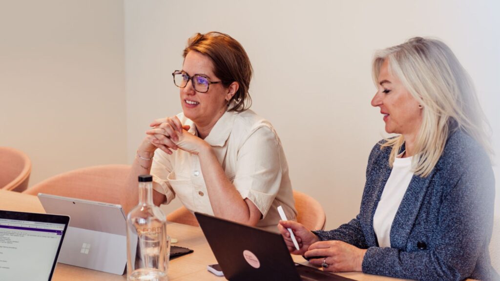 Twee recruitmentconsulenten van Bright Potentials tijdens een overleg over een wervingsdossier