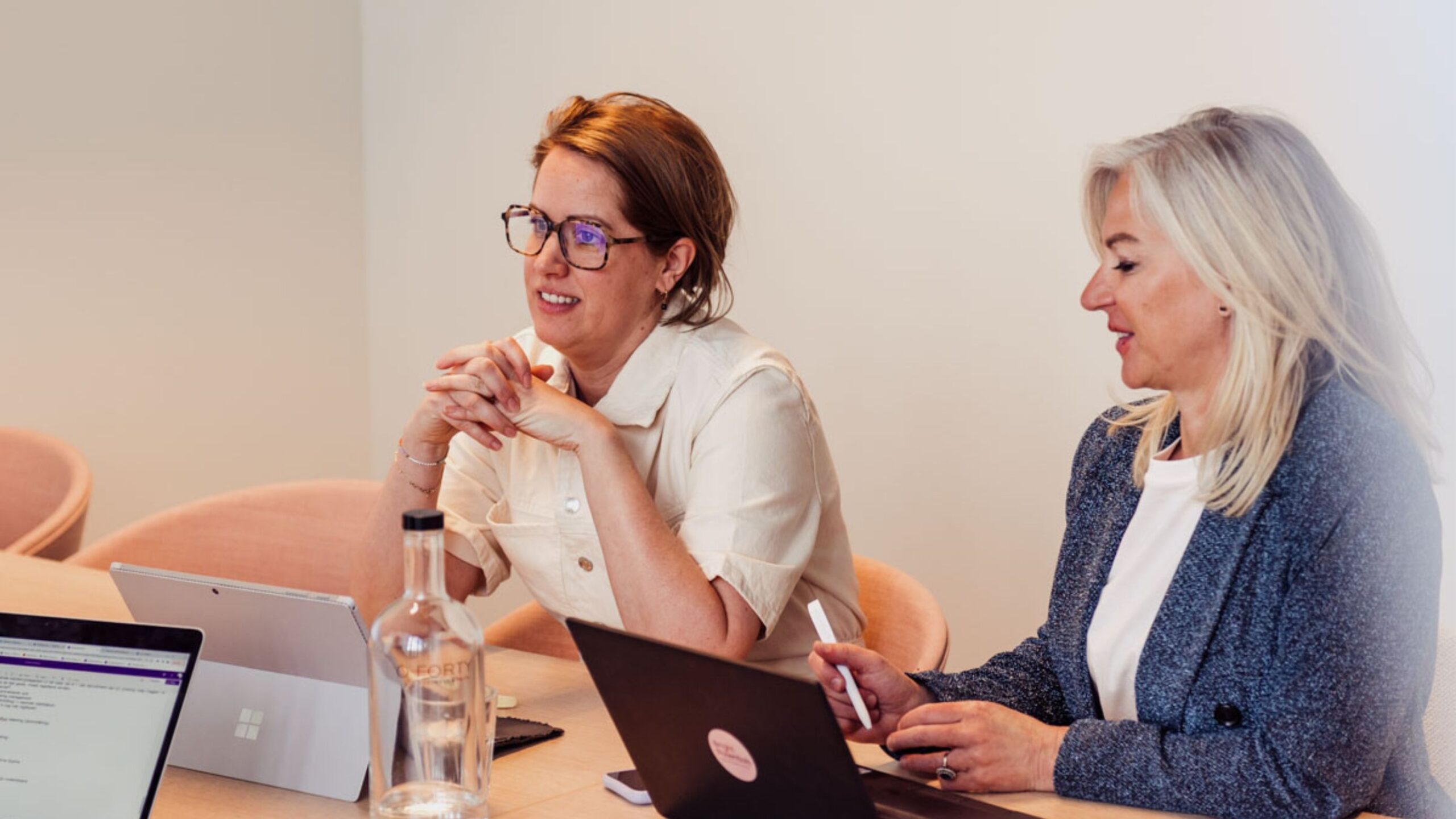 Twee recruitmentconsulenten van Bright Potentials tijdens een overleg over een wervingsdossier